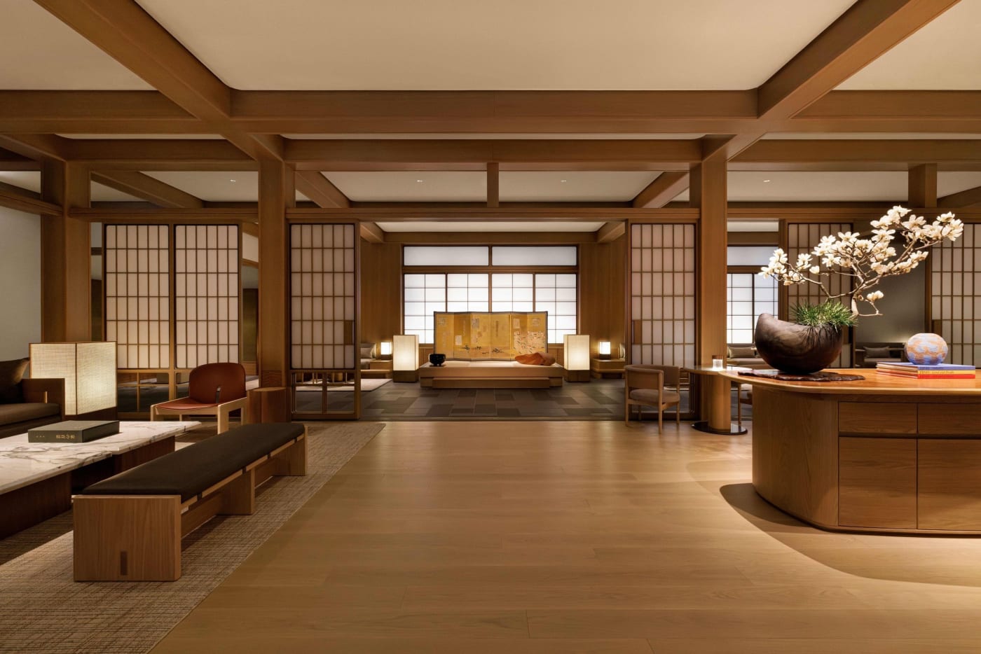 Salón Living Room del Capella Kyoto, con paneles de madera y biombo dorado
