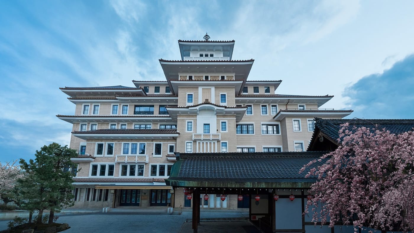 Fachada del Yasaka Kaikan, hoy Imperial Hotel, Kyoto, con sus cerezos en flor en Gion