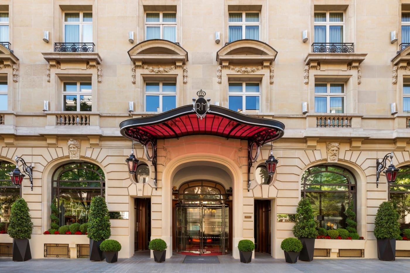 Façade du Royal Monceau, Raffles Paris, et sa marquise rouge