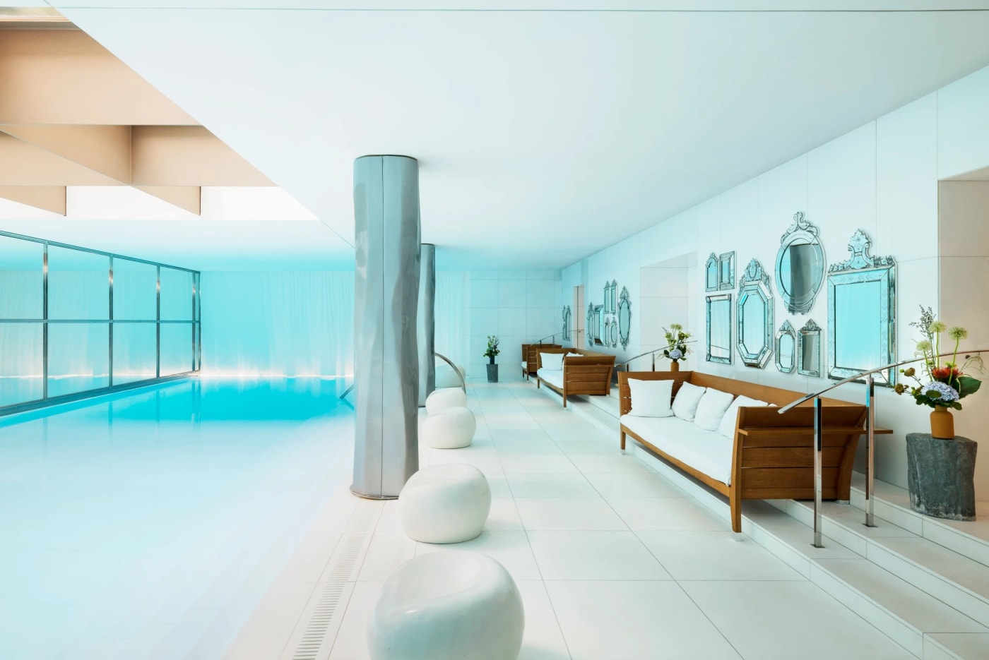 Piscine intérieure blanche du spa du Royal Monceau, Raffles Paris