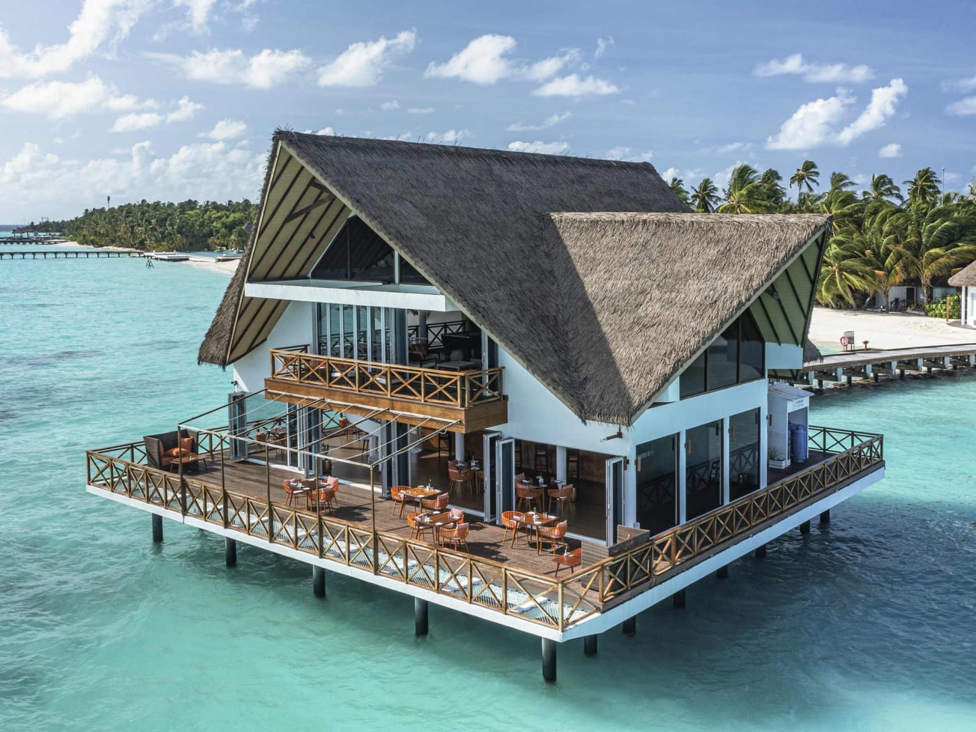 Restaurant sur pilotis au-dessus du lagon au Mercure Maldives Kooddoo Resort, atoll de Gaafu Alifu