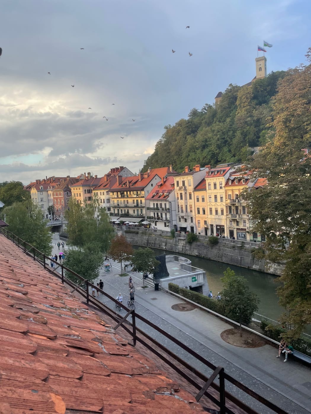 Vista do Ljubljanica e do castelo a partir do Penthouse Breg, em Liubliana