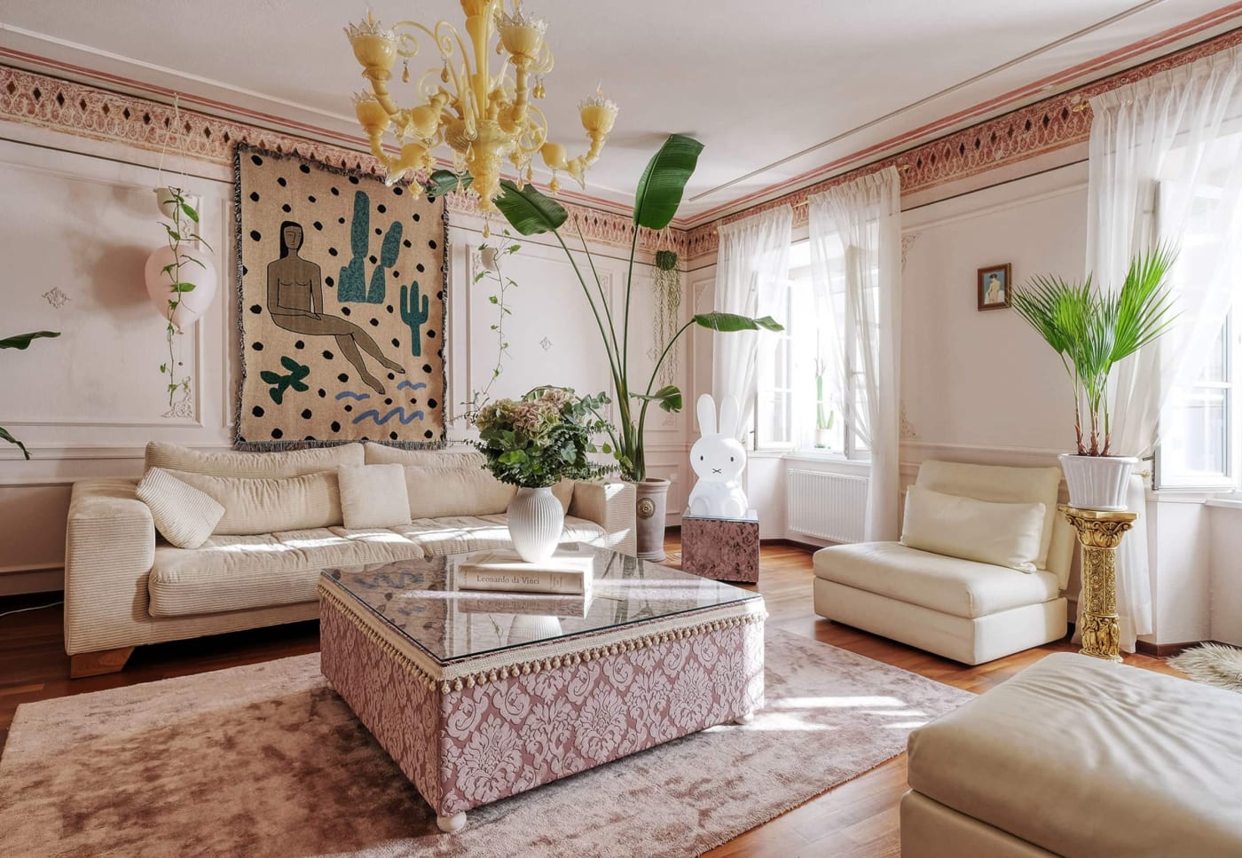 A sala pintada à mão do apartamento Mondo Diverso by KOT SEN, em Liubliana
