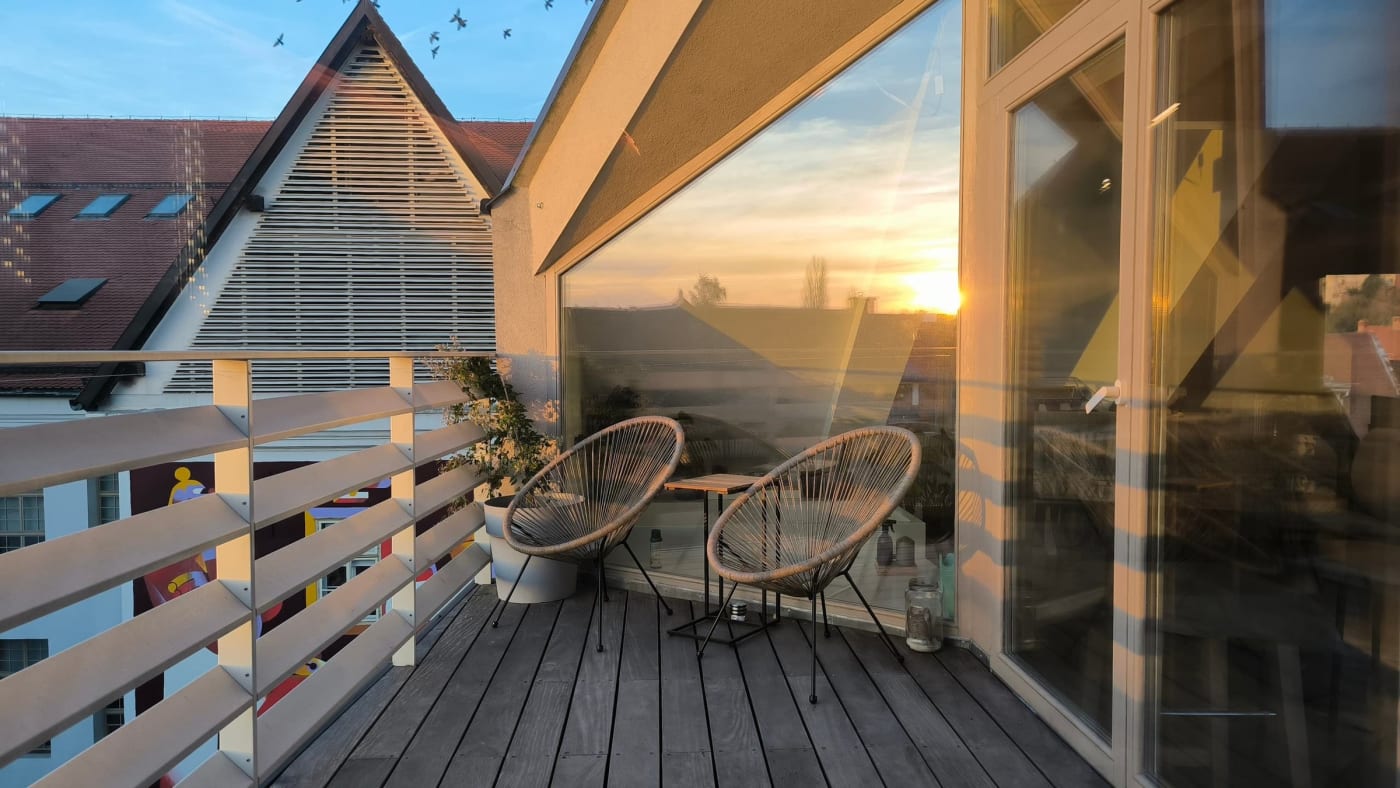 O terraço privativo do Vista Penthouse de Liubliana ao pôr do sol