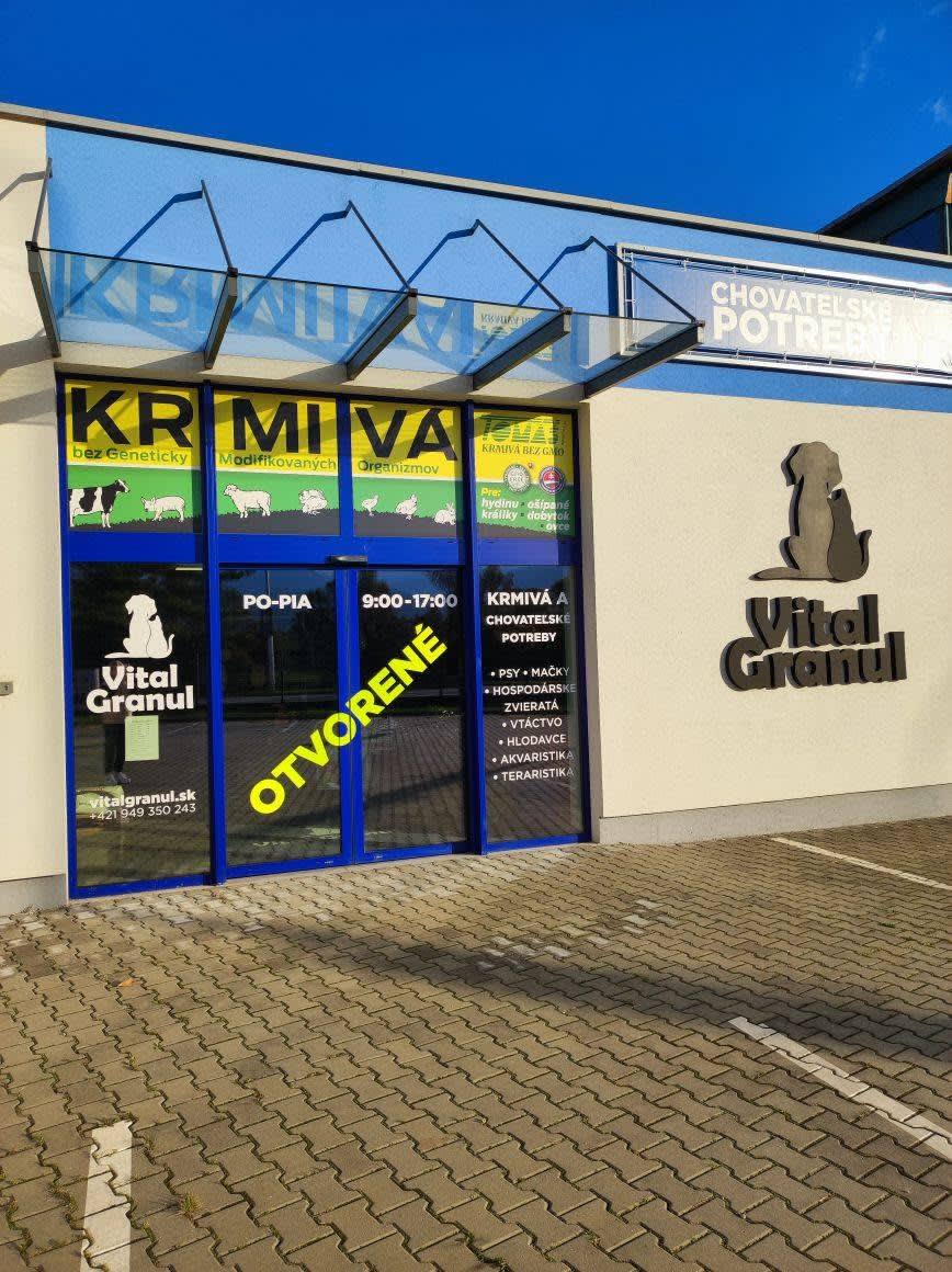 Vchod do predajne Vital Granul v Martine: modro-biela fasáda s logom, výklad s nápisom Krmivá