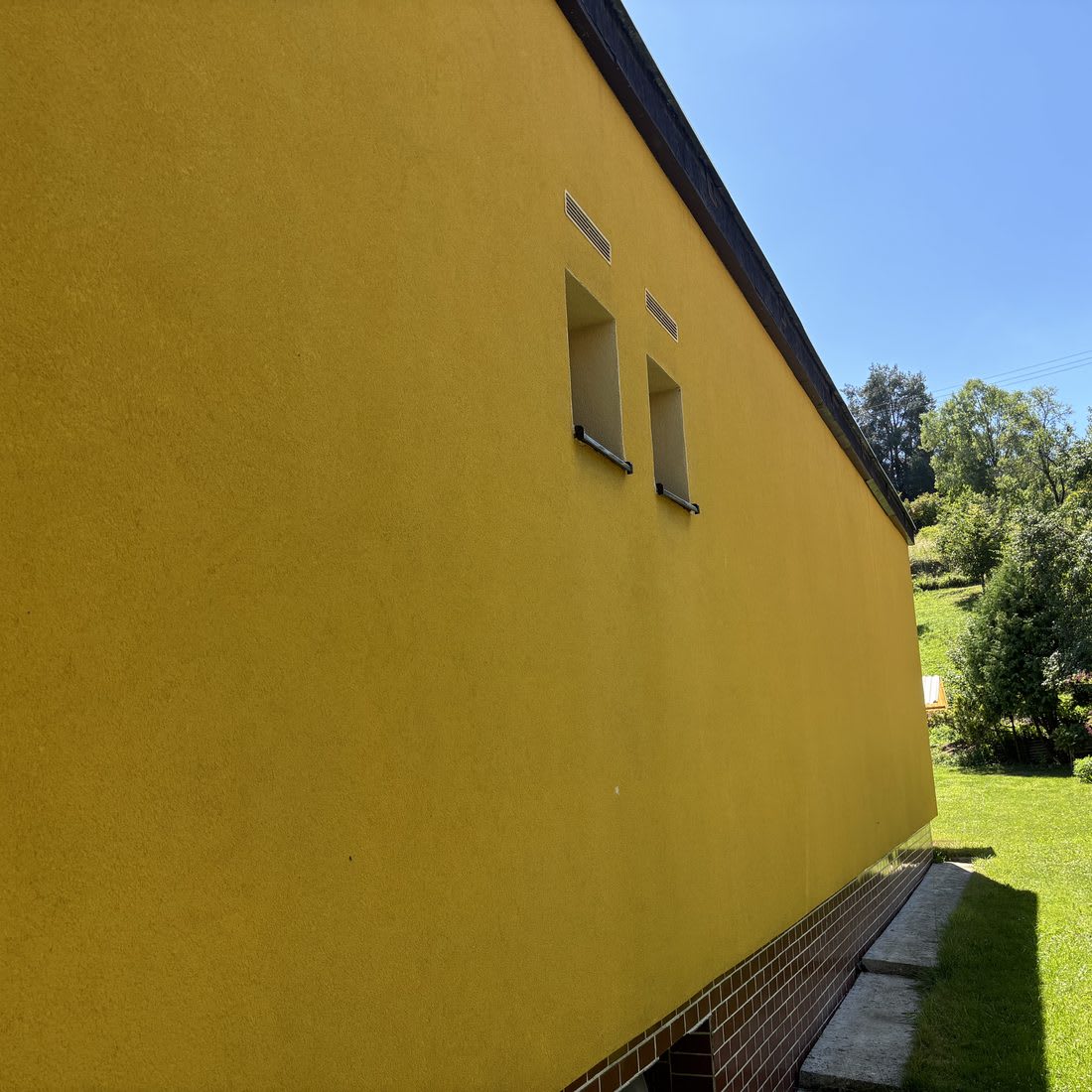 Tá istá fasáda po vyčistení — obnovená žltá farba