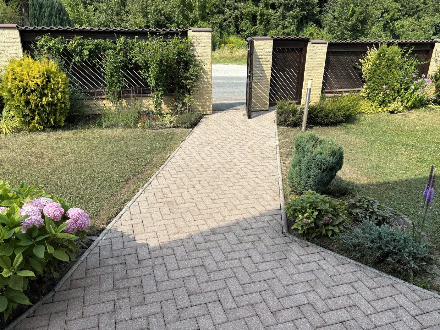 Vyčistený chodník zo zámkovej dlažby
