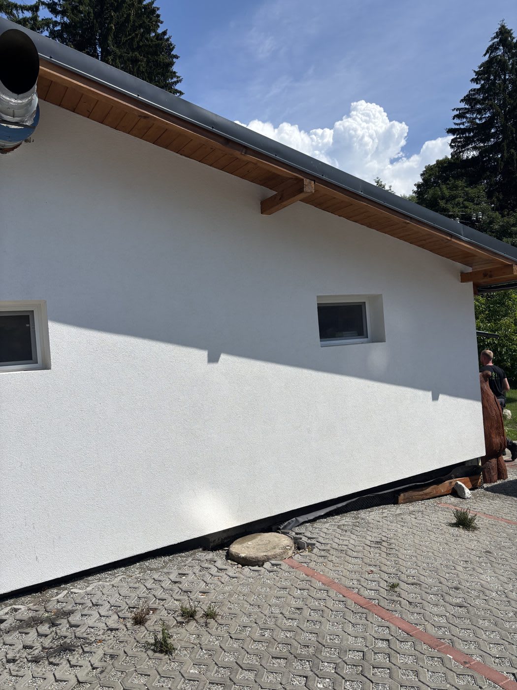 Vyčistená biela fasáda reštaurácie na Stráňach