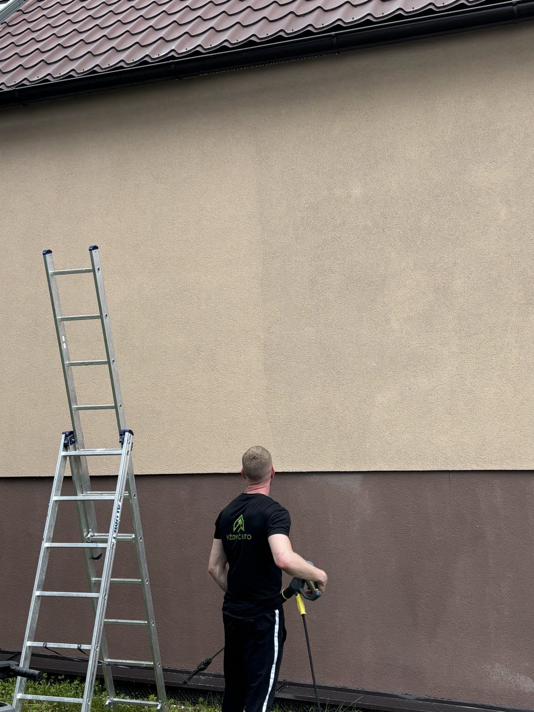 Čistenie fasády rodinného domu vo Východnej z rebríka