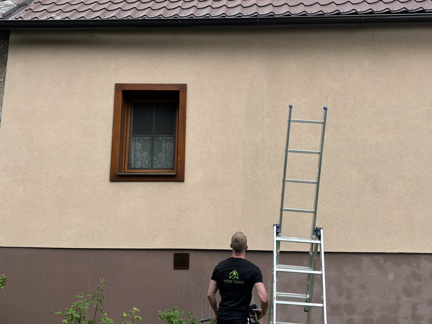 Rodinný dom vo Východnej počas čistenia fasády