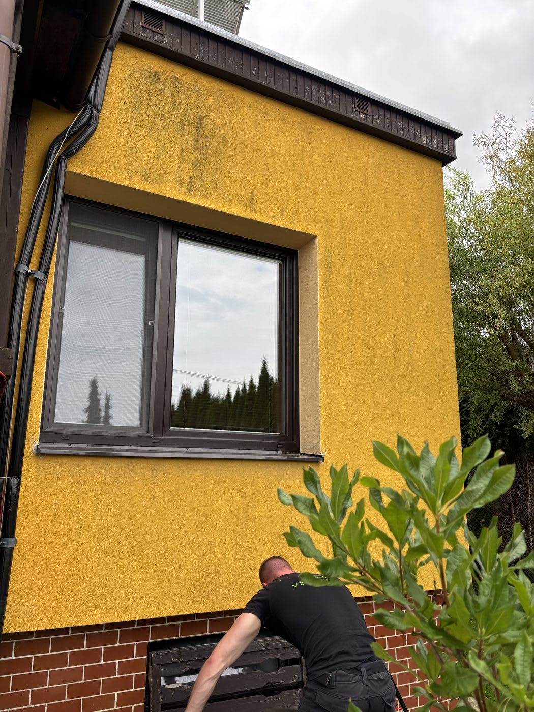 Čistenie žltej fasády rodinného domu