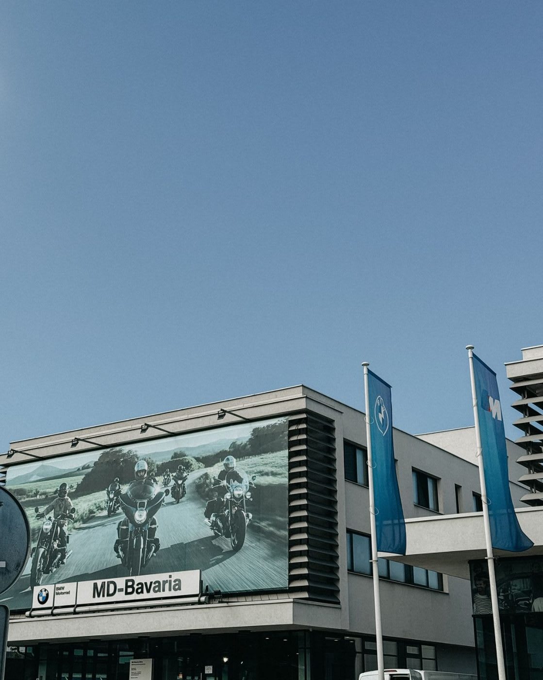 Budova autosalónu s veľkoplošnými presklenými plochami