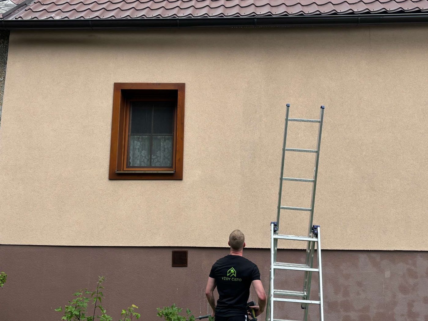 Čistenie fasády rodinného domu vo Východnej