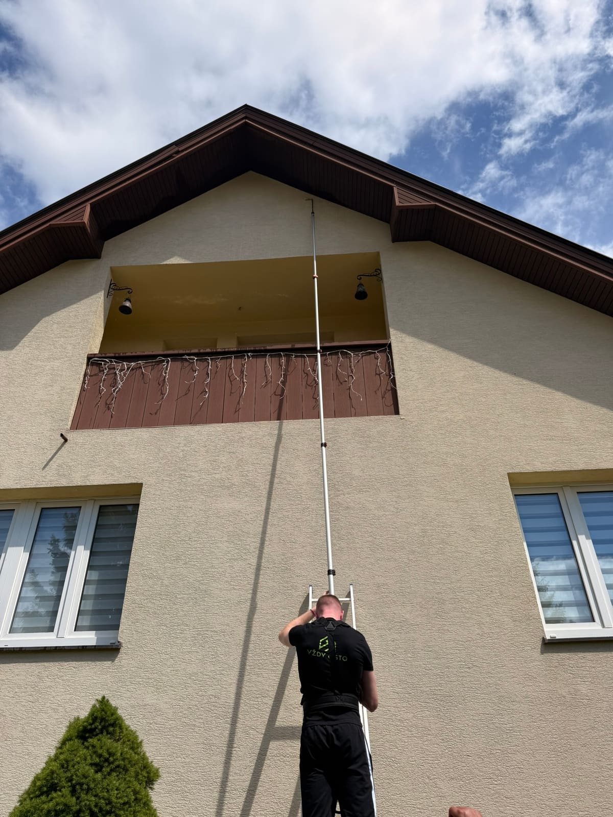 Čistenie fasády rodinného domu teleskopickou tyčou