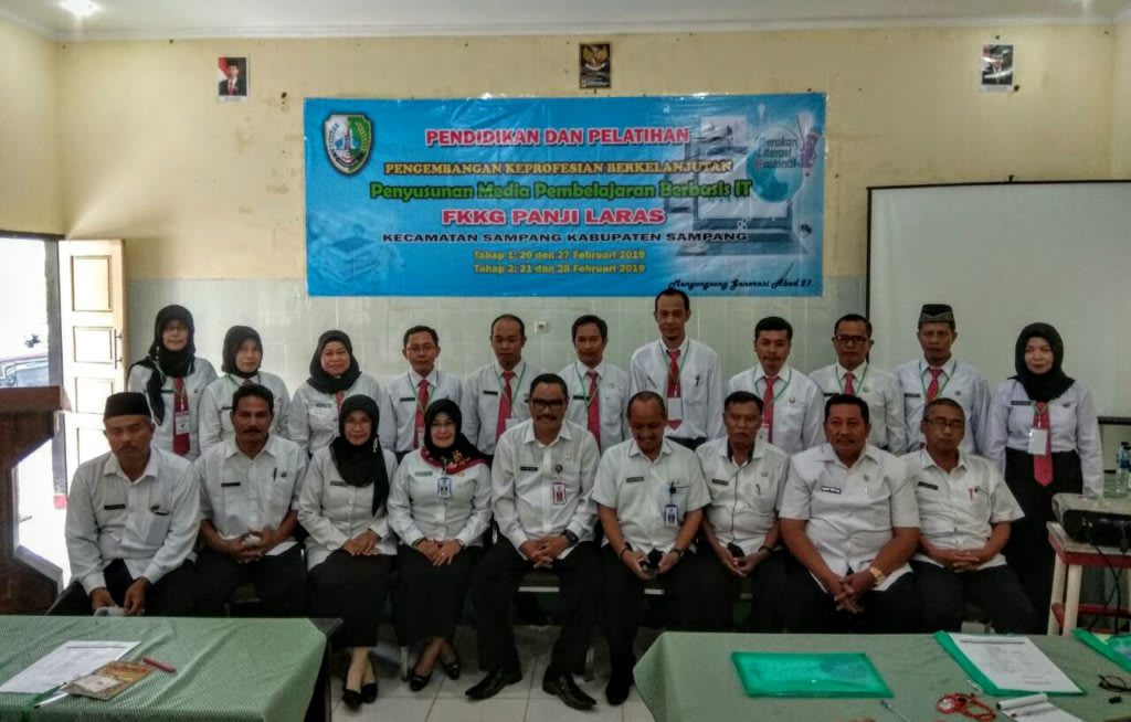 Foto bareng FKKG Panji Laras dengan Kepala Dinas Pendidikan Sampang Jupri Riyadi. (Foto Daufil Arif)