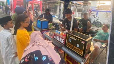 Adam, Pedagang Jasuke saat berjualan di Sampang Ramadhan Festival.