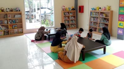 Pengunjung saat mengunjungi Perpusda Sampang.