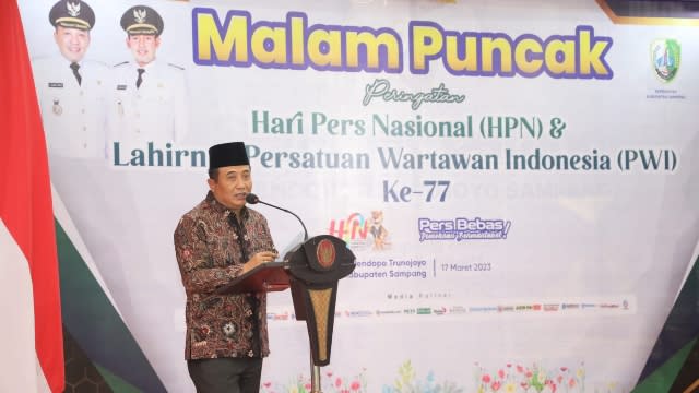 Sekdakab Sampang H. Yuliadi Setiyawan saat menghadiri peringatan Hari Pers Nasional ke 77 di Pendapa Trunojoyo.