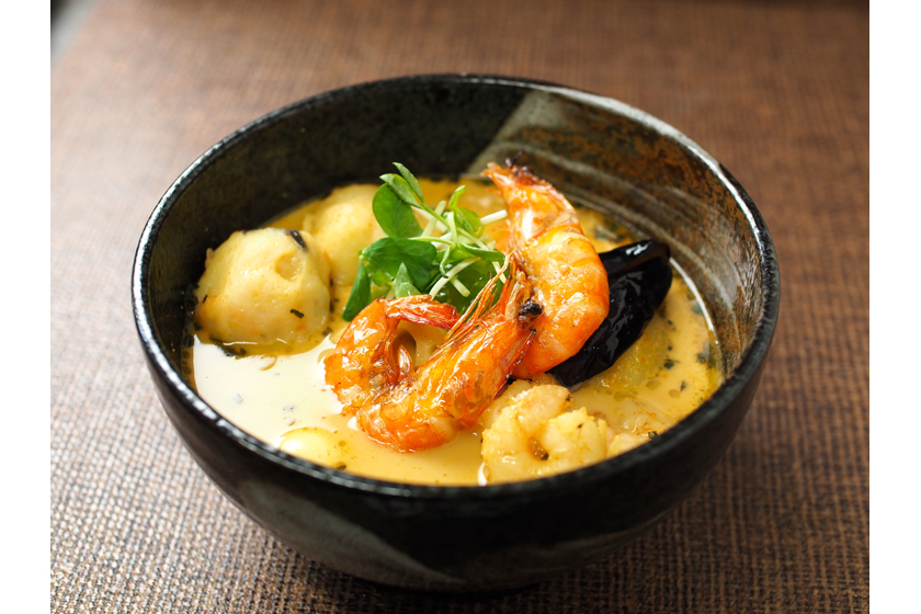 殻ごと食べられるエビカリー