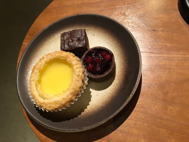 HongKongInternationalAirport_CathayPacificAirlines_lounge_Pier_cake_2-640x480""