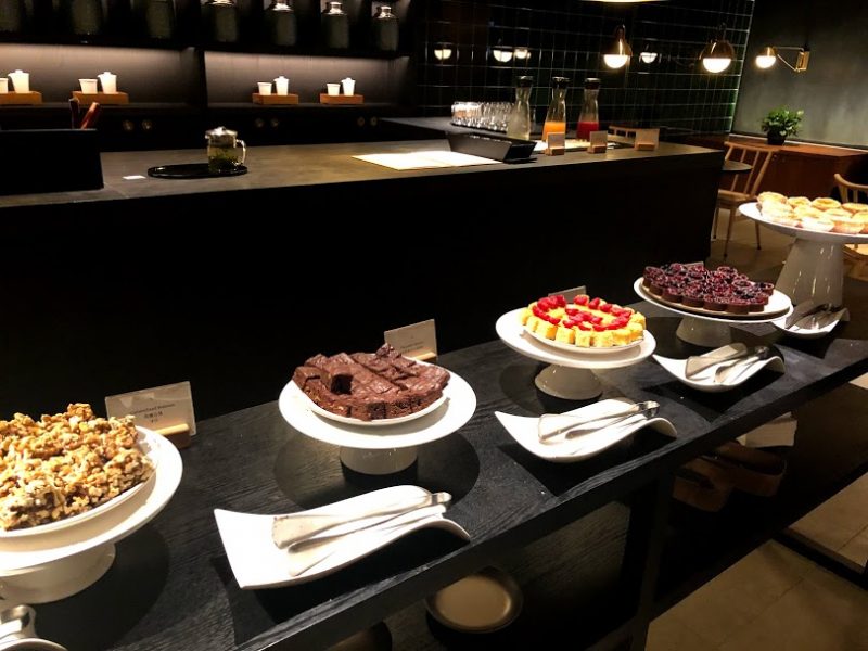 HongKongInternationalAirport_CathayPacificAirlines_lounge_Pier_cake_1-640x480""