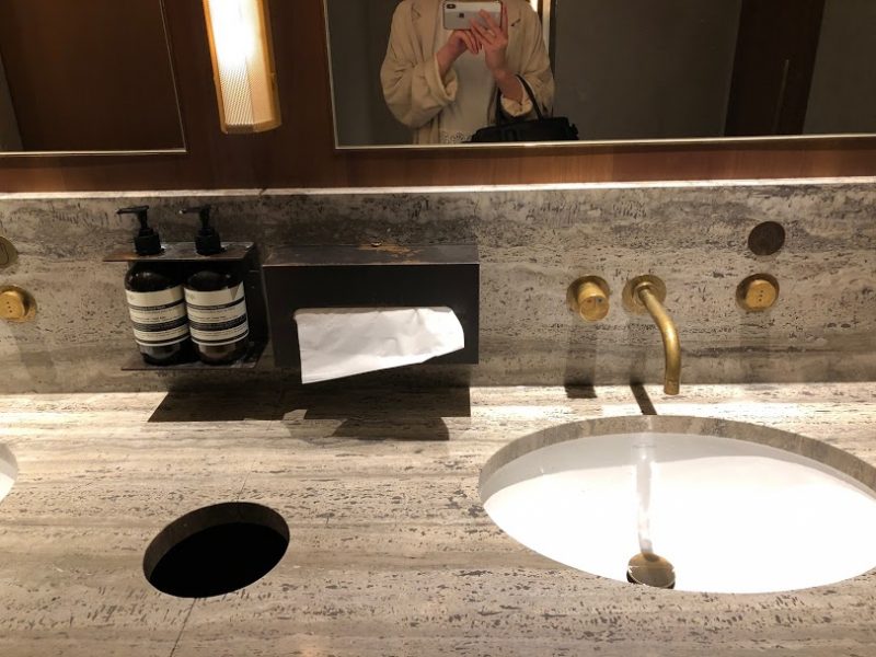 TokyoInternationalAirport_Haneda_CathayPacificAirlines_lounge_restroom-640x480""