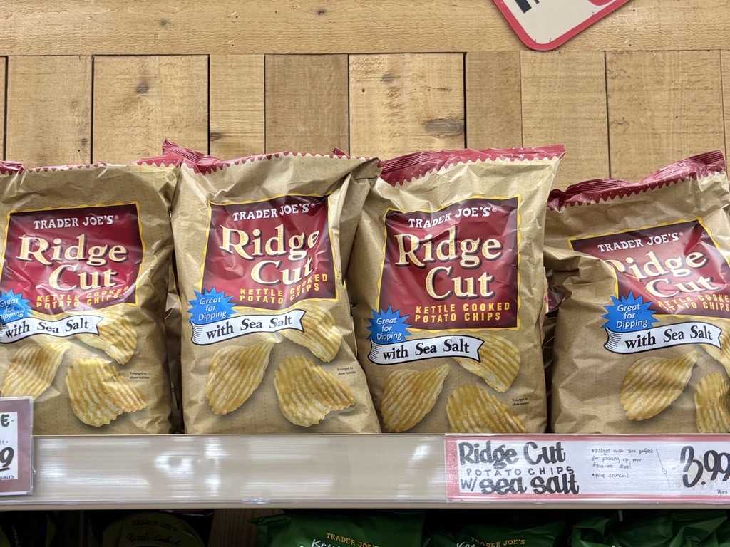 トレーダージョーズお土産_リッジカット ポテトチップスシーソルト味