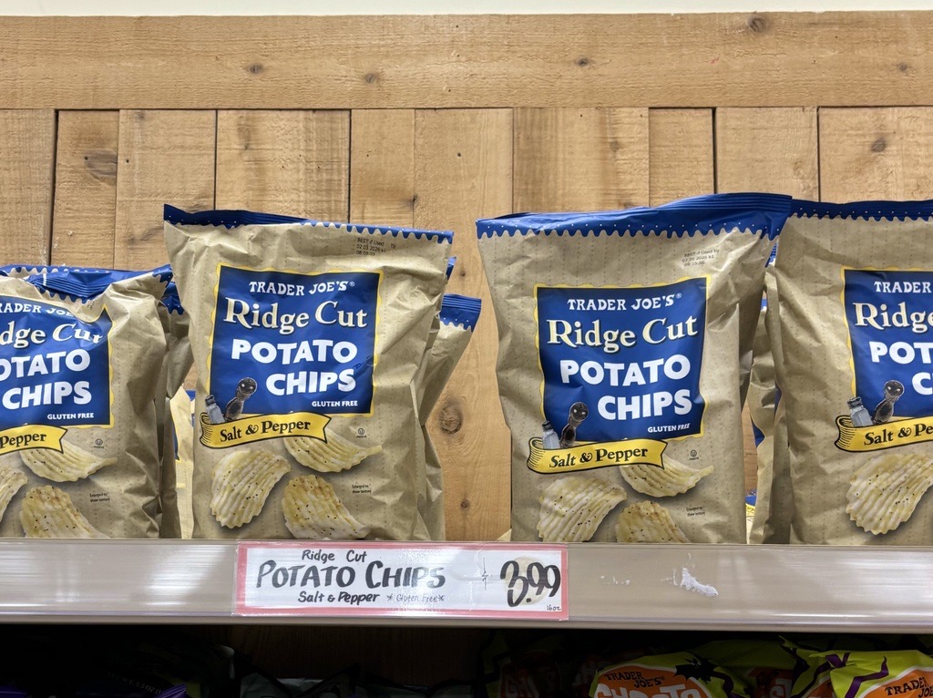 トレーダージョーズお土産_リッジカット ポテトチップスソルト＆ペッパー味