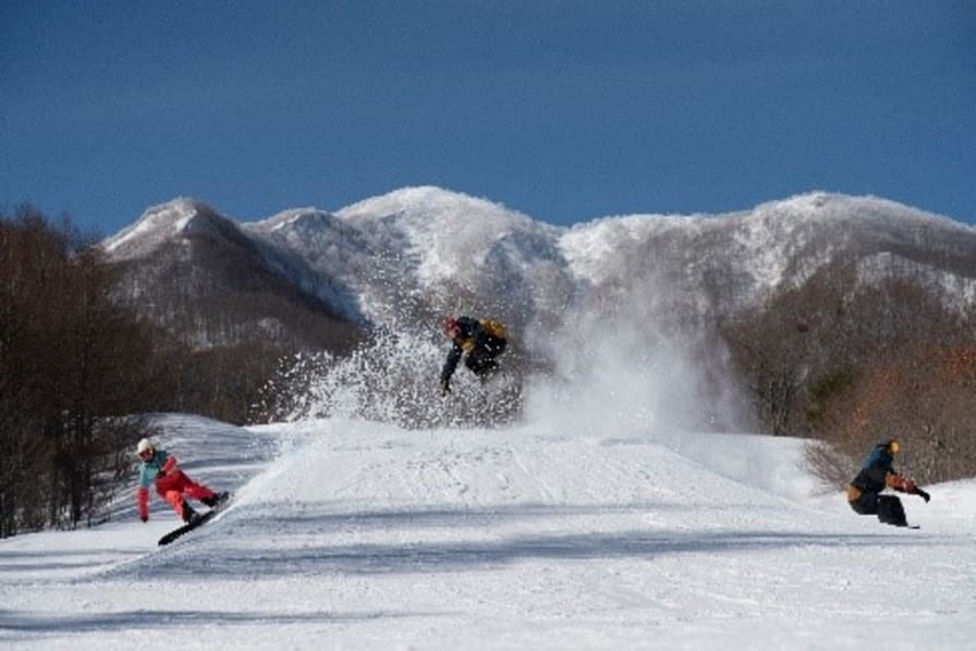 ムラサキスポーツ所属プロスノーボーダー2名と行く！滑って泊まって観