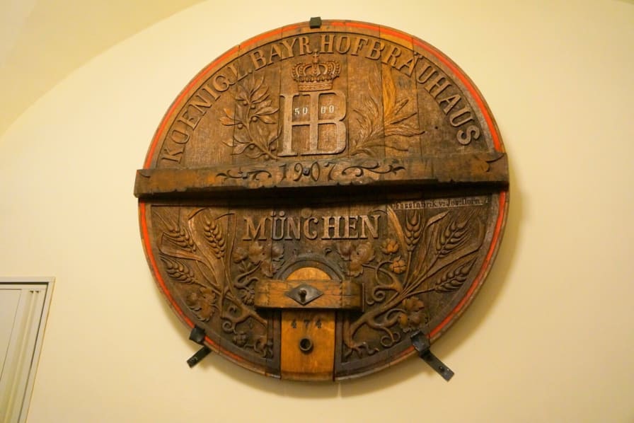 イワムラ　ホフブロイハウス　看板 ドイツで一番有名なビアホール「ホフブロイハウス」の楽しみ方