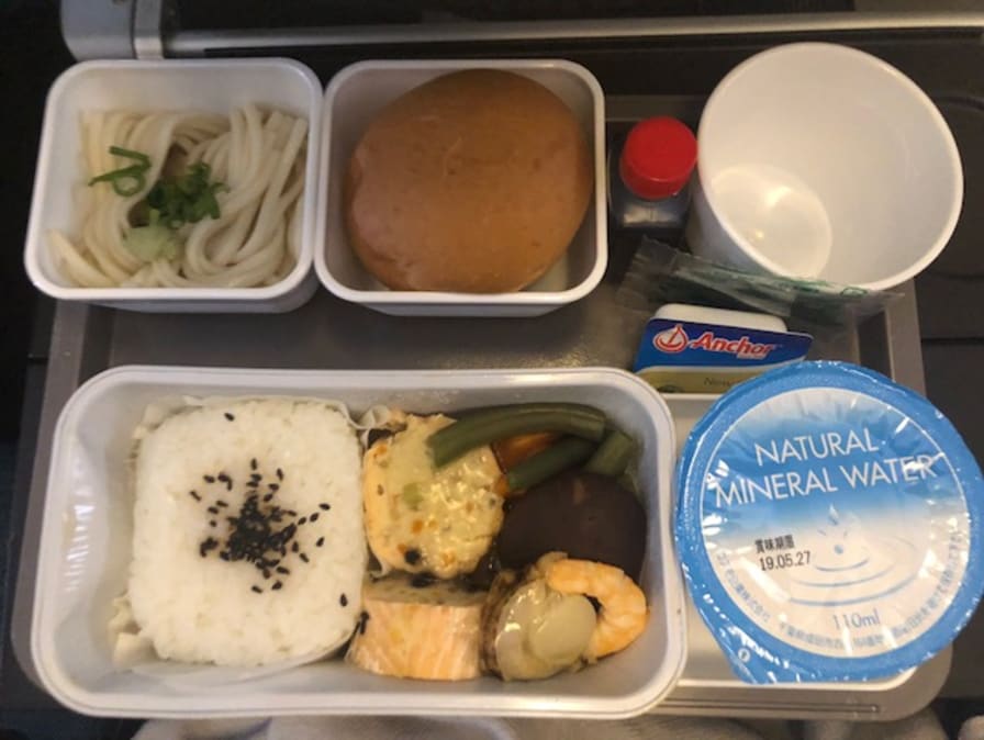 Cathay Pacific キャセイパシフィック航空機内用3点セット キャセイパシフィックエコノミーの評判は？ビジネスクラスラウンジ情報