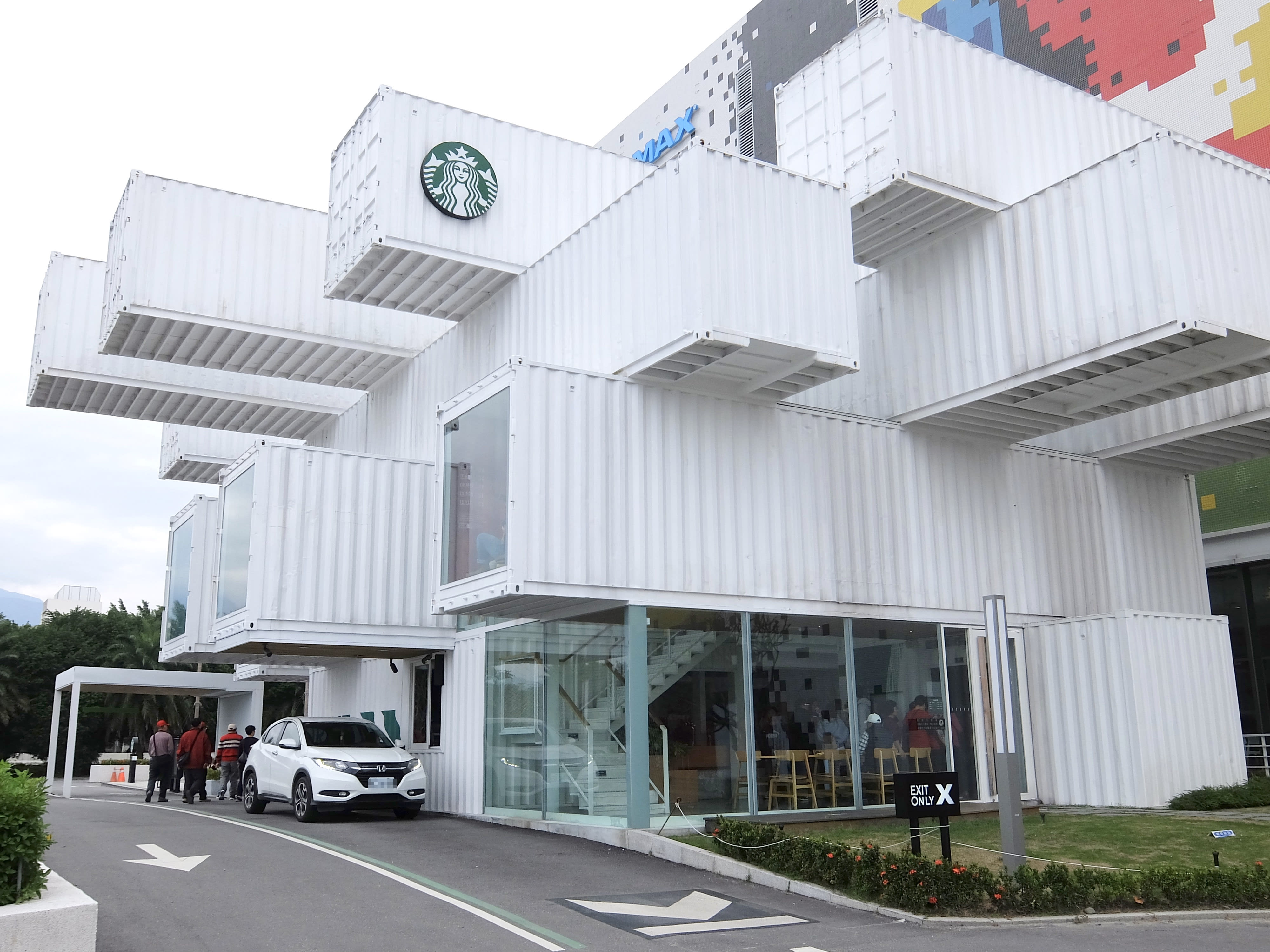 台湾の花蓮スタバはリサイクルコンテナで大きな樹木をイメージ！【WiFi