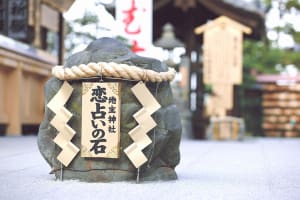 京都【縁結び神社】人気おすすめ10選「女性必見」パワースポット・お守り・ご祈祷も紹介