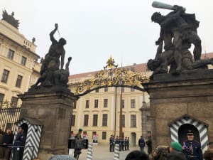 チェコ人の魂のシンボル!プラハ城の観光ルートを解説