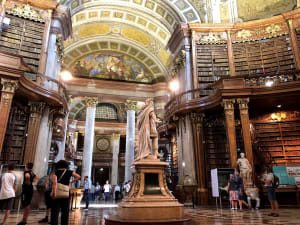 童話の中に迷い込んだ！？宮殿の中にあるオーストリア国立図書館