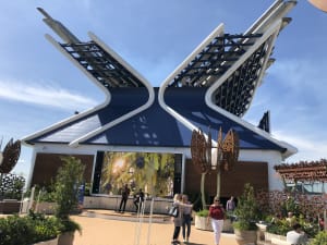 海に浮かぶオレンジの枠が目印！最新クルーズ「セレブリティ・エッジ」乗船レポート