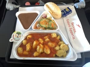 【搭乗記】オーストリア航空エコノミークラスレビュー｜成田〜ウィーン直行便の機内食・座席を徹底紹介