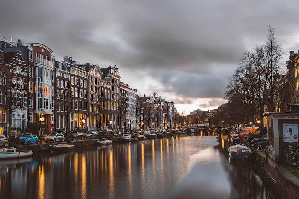 Amsterdam canal looks foreboding during coronavirus restaurant closures. Article by Table Sage