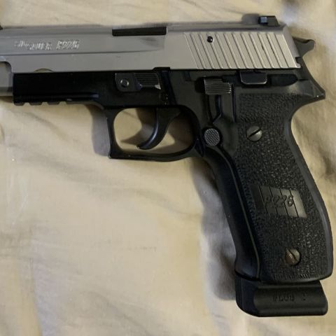 Sig Sauer P226 + 10 mags 