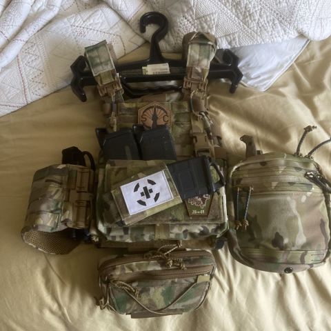 Shaw concepts arc carrier(fits medium and large plates) everything included except patches, dangler and knife. Other than that spirtuis mk4(no inserts), shoulder strap, coyote pouch all included.