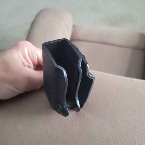 Left handed mag pouch