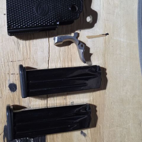 Bul armory grip and Mags