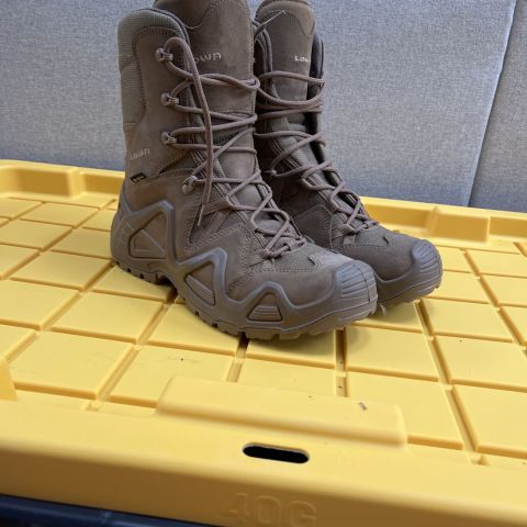 Like new Goretex Lowa boots 