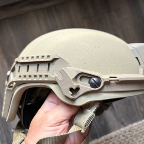 Revision medium highcut helmet