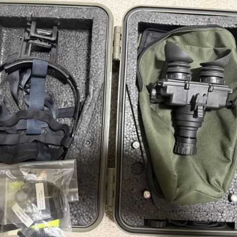 PVS-7 DL +extras