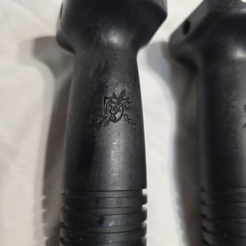 (5) KAC Broomstick grips