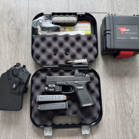Glock 19.5 w/ RMR06 & TLR-7A