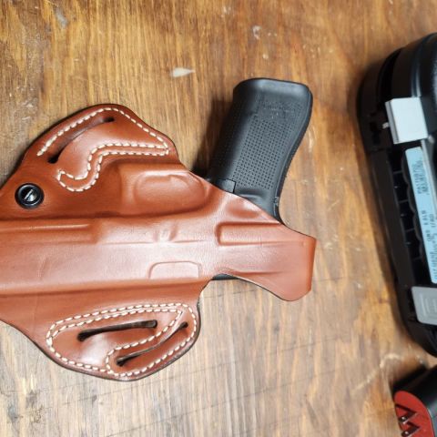 DeSantis Glock 17 Holster