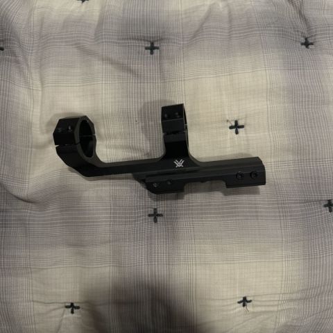 Vortex cantilever mount