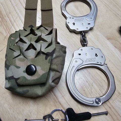 Handcuffs/ spiritus frag pouch